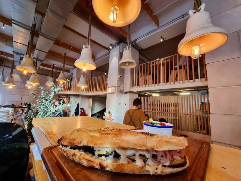 Paine si Vin angajeaza ajutor bucatar/ bucatar pentru sectia rece