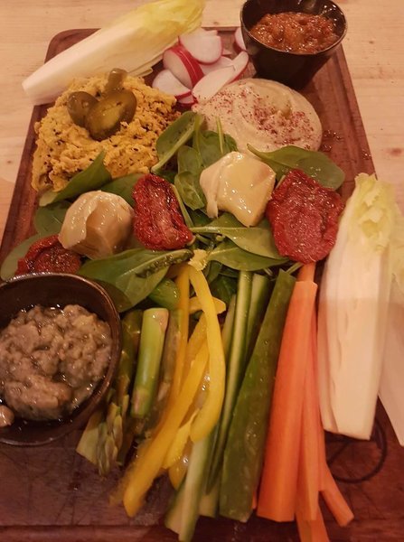 Paine si Vin angajeaza ajutor bucatar/ bucatar pentru sectia rece