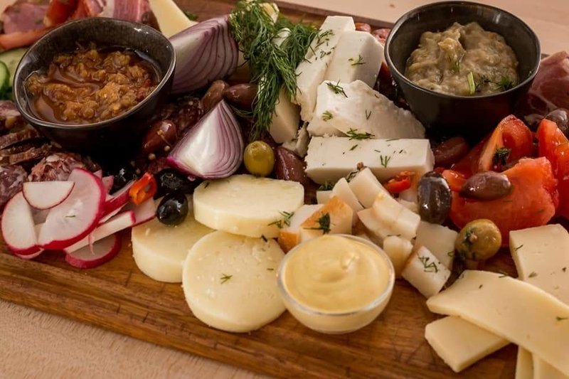 Paine si Vin angajeaza ajutor bucatar/ bucatar pentru sectia rece