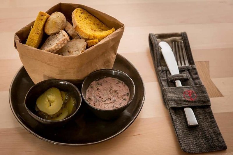 Paine si Vin angajeaza ajutor bucatar/ bucatar pentru sectia rece