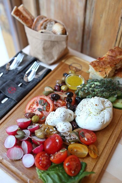 Paine si Vin angajeaza ajutor bucatar/ bucatar pentru sectia rece