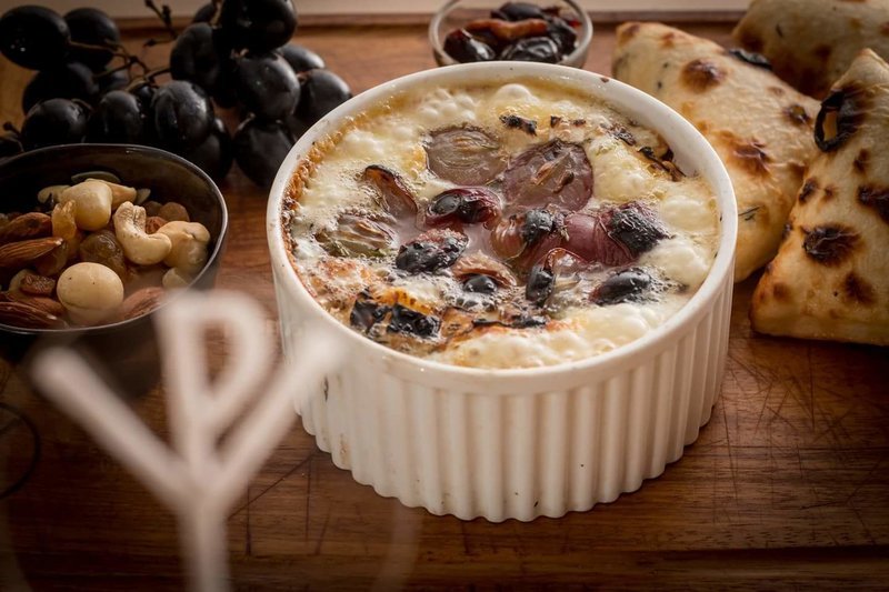 Paine si Vin angajeaza ajutor bucatar/ bucatar pentru sectia rece