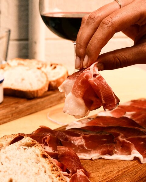 Paine si Vin angajeaza ajutor bucatar/ bucatar pentru sectia rece