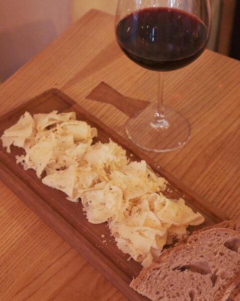 Paine si Vin angajeaza ajutor bucatar/ bucatar pentru sectia rece